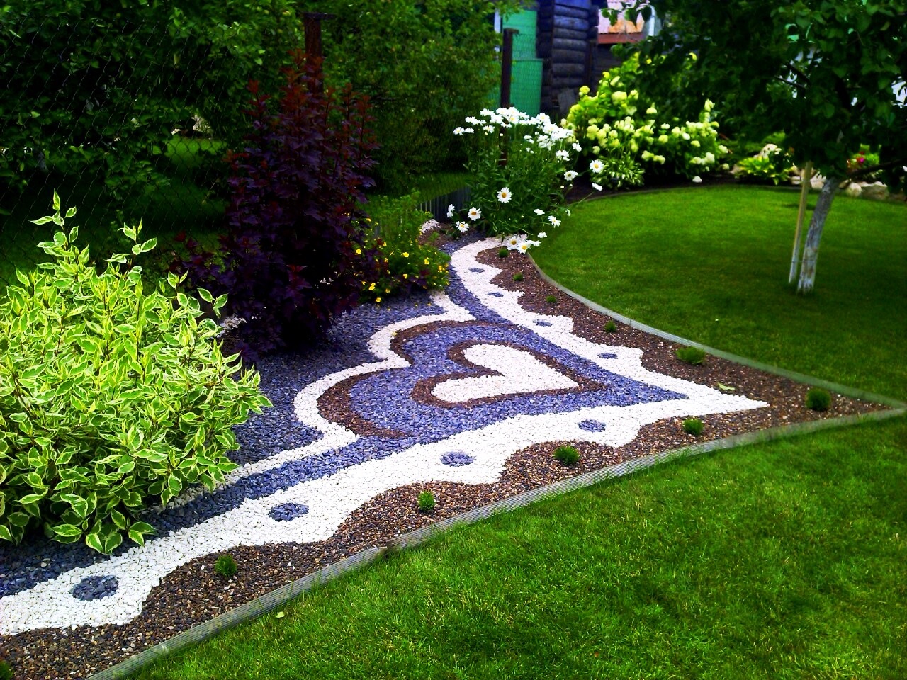 мраморная крошка на клумбе